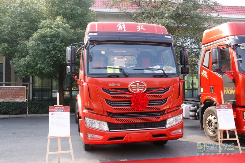“榮耀萬輛，領(lǐng)航中原” 一汽解放河南區(qū)域長春青島雙基地雙萬輛慶典
