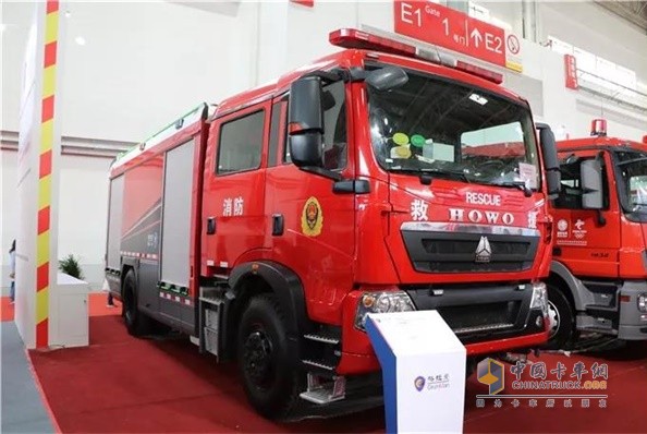 格拉曼專汽展示了一臺(tái)豪沃底盤的泡沫消防車，該車也成為這家上裝廠的一款熱銷產(chǎn)品