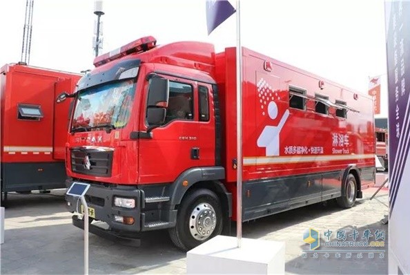 中卓時(shí)代展示了搭載中國(guó)重汽底盤的淋浴車