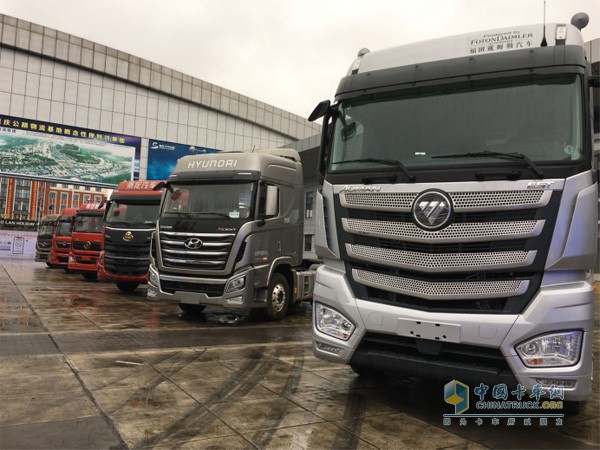 歐曼EST、乘龍H7、四川現(xiàn)代創(chuàng)虎等展車