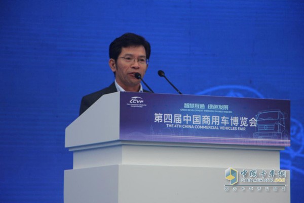 中國汽車流通協(xié)會(huì)副會(huì)長(zhǎng)兼秘書長(zhǎng)肖政三為開幕式致辭