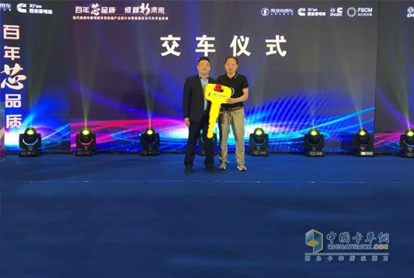 南通蘇吉汽車銷售服務(wù)有限公司總經(jīng)理徐亮為交付單位遞上了象征打開財富之門的“金鑰匙”