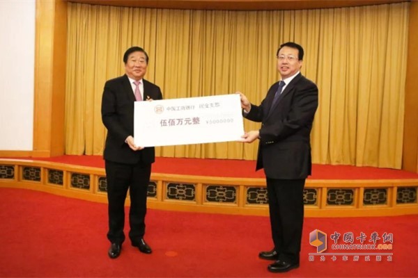 龔正為濰柴動力頒發(fā)獎金，譚旭光代表企業(yè)上臺領(lǐng)獎