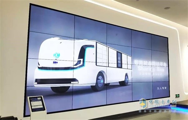示范區(qū)展廳里播放的東風(fēng)輕型車EV350智能支線物流平臺與Sharing Box智能對點載運平臺功能展示視頻