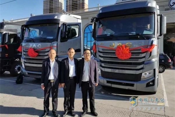 從左至右依次為美馳車隊(duì)銷售服務(wù)王世東、美馳車隊(duì)服務(wù)經(jīng)理劉海云、江淮跨越東北蒙東大區(qū)經(jīng)理胡克城