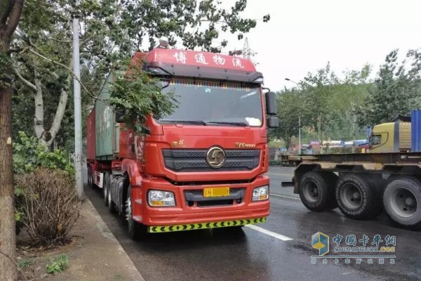 搭載陜汽康明斯發(fā)動機(jī)的M3000牽引車