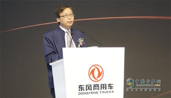 東風(fēng)商用車商用汽車雜志社總編輯、中國(guó)年度卡車評(píng)委會(huì)成員肖獻(xiàn)法先生宣布2020中國(guó)年度卡車評(píng)測(cè)結(jié)果