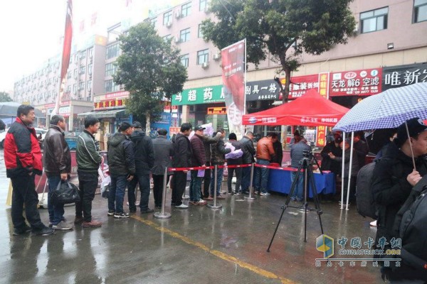 風雨無阻，熱情的卡友們在現(xiàn)場簽到，積極參與互動游戲