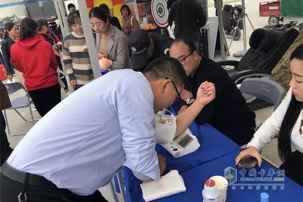 歐曼歐曼超級重卡快手版搭載康明斯X系列發(fā)動機和采埃孚智能變速箱組成的超級動力鏈，整車具有160萬公里無大修，2年不開缸、不開箱的性能，實現(xiàn)貨運效率提升30%，每月出勤率達28天，完全滿足物流運輸對時效性的嚴苛要求，重新定義全時出工。同時，福田戴姆勒汽車推出“321閃修”服務承諾，為客戶真正打造“不停車”的服務體驗，實現(xiàn)卡友運輸無憂。