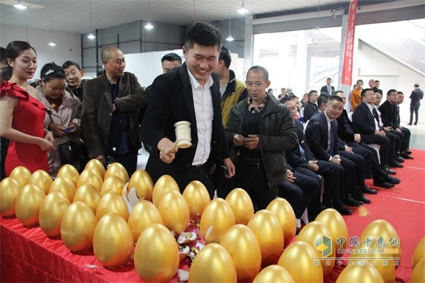 福田祥菱現(xiàn)場(chǎng)“團(tuán)購(gòu)節(jié)購(gòu)車(chē)用戶現(xiàn)場(chǎng)砸金蛋”活動(dòng)