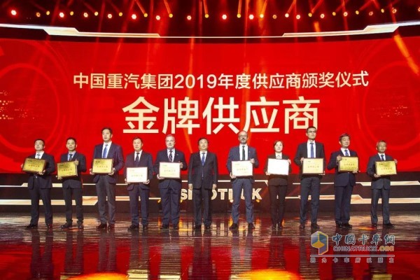 中國重汽集團黨委書記、董事長譚旭光為玲瓏輪胎(左四)頒獎