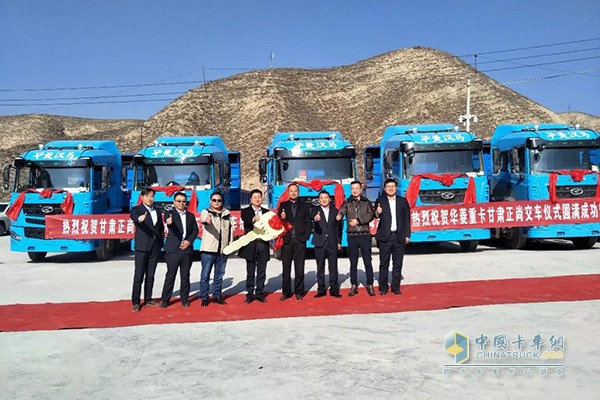 批量藍(lán)色輕量化漢馬H7牽引車(chē)隆重交付甘肅蘭州客戶