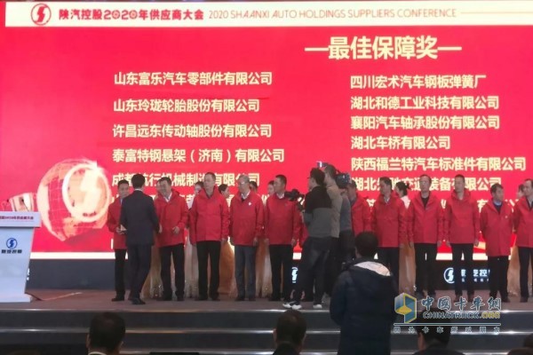 王延宏總經理為玲瓏輪胎頒獎