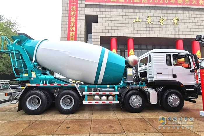 汕德卡產(chǎn)品嚴(yán)守法規(guī)，推出最新8x4水泥攪拌車