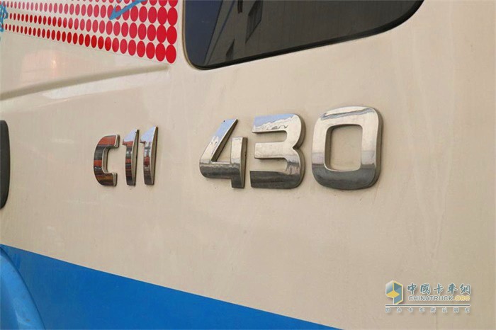主車(chē)采用杰獅C500 6x2R驅(qū)動(dòng)底盤(pán)，搭載科索11L發(fā)動(dòng)機(jī)