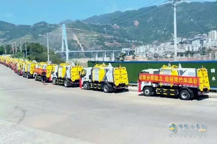 徐工壓縮式垃圾車(chē)批量交付湖北巴東