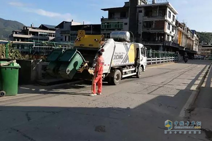 徐工壓縮式垃圾車(chē)在福建作業(yè)