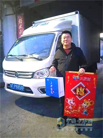接受主動(dòng)服務(wù)后，客戶露出滿意的笑