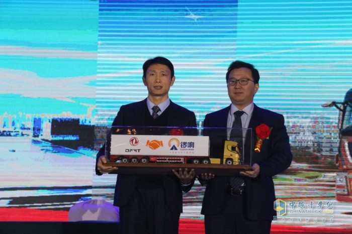 鑼響汽車與東風(fēng)汽貿(mào)簽訂戰(zhàn)略合作協(xié)議