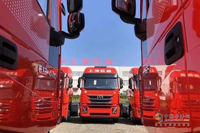 上汽紅巖杰獅C6 LNG牽引車搭載上汽動(dòng)力E系列LNG國(guó)Ⅵ系列發(fā)動(dòng)機(jī)