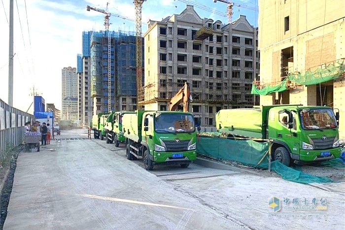 福田瑞沃ES3 4x2自卸車(chē)在工作區(qū)