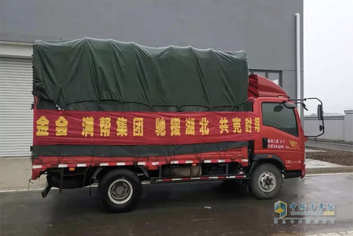 滿幫消毒液裝車(chē)完畢，準(zhǔn)備運(yùn)往孝感