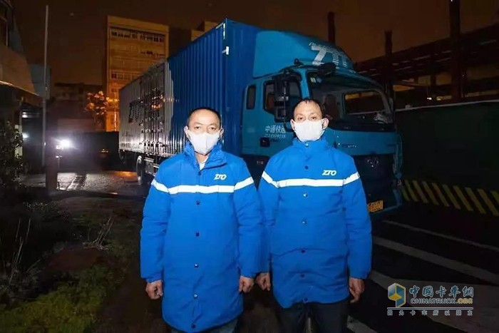 中通快遞的卡友王師傅冒雨連夜疾馳10多個(gè)小時(shí)，10萬(wàn)支口罩從安徽寧國(guó)送達(dá)武漢