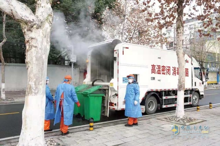 6輛“海沃造”高溫消毒防疫車在執(zhí)勤，為垃圾桶“消毒洗澡”