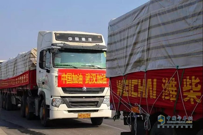 中國重汽車隊(duì)將濰柴動(dòng)力捐贈(zèng)的200噸“愛心菜”運(yùn)抵武漢