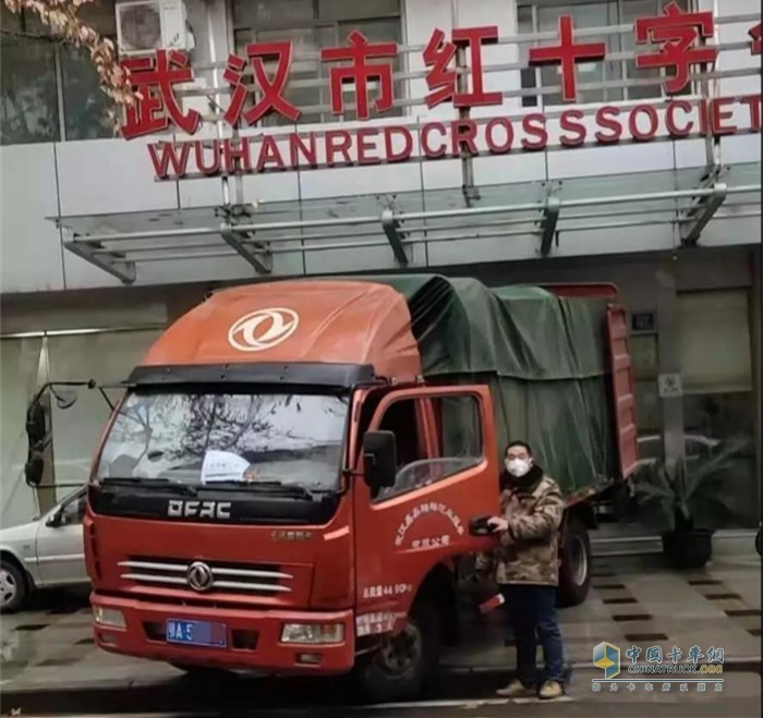 肖昌文和志愿者們?nèi)找辜娉滔蛘付ǖ攸c(diǎn)運(yùn)輸口罩、隔離防護(hù)服等醫(yī)療用品