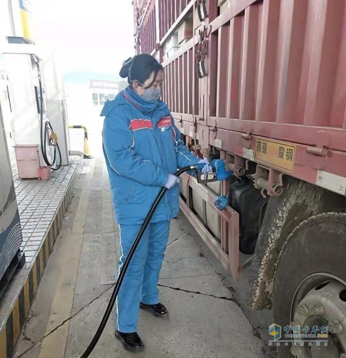 運(yùn)輸支援物資的車(chē)輛在河北高速中海油油站免費(fèi)加注可蘭素
