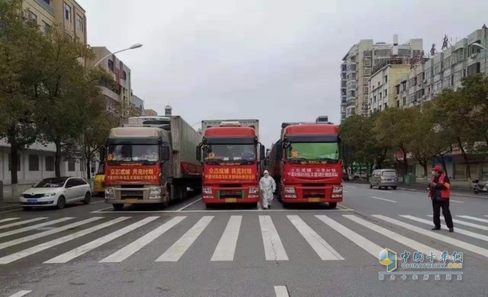 馬建明師傅與其他19臺搭載東風(fēng)康明斯的東風(fēng)天龍組成車隊