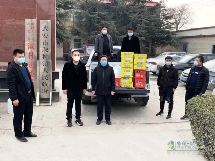 東風汽車股份旗下東風福瑞卡授權經(jīng)銷商河北鏢通貿易有限公司總經(jīng)理李成浩向當?shù)亟煌ㄒ咔楸O(jiān)測點送滿載愛心的物資