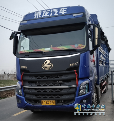 車隊隊員李威威的2019款乘龍H7，被隔離期間就住在此