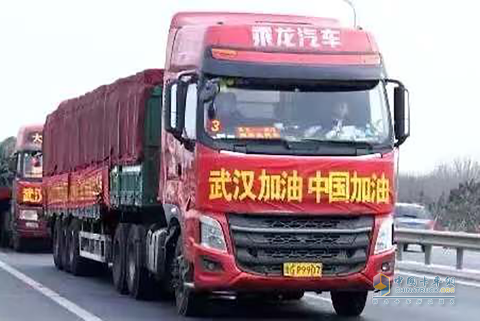 1月28日，20多位駕駛員“人歇車不歇”，駕駛14輛滿載新鮮蔬菜的大貨車火速駛向武漢