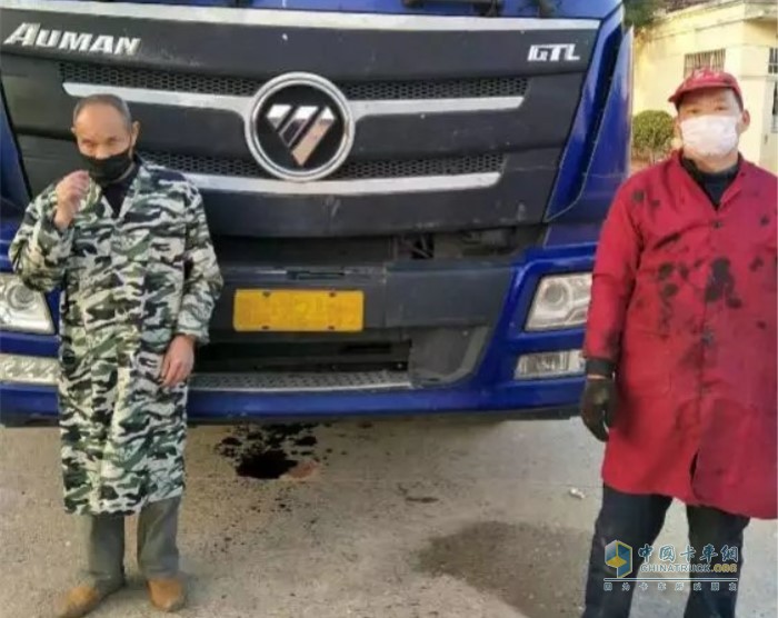 外聘技術(shù)專家車輛修復后與司機合影