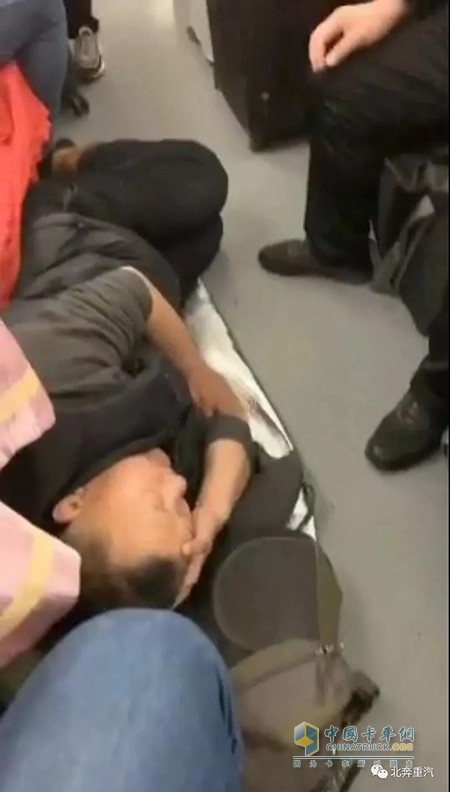 圖為送車(chē)公司將車(chē)輛送達(dá)天津后，買(mǎi)不到返程車(chē)票，睡在車(chē)廂過(guò)道上