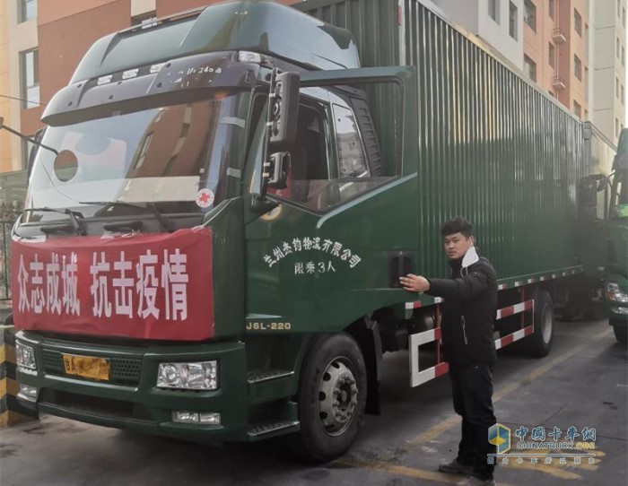 用戶與搶修完成的運(yùn)輸車輛合影