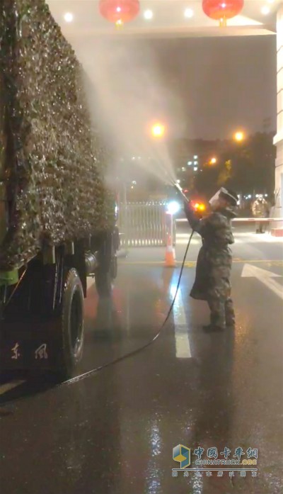 運力支援部隊使用首臺600P沖洗消毒防疫車進行消毒作業(yè)