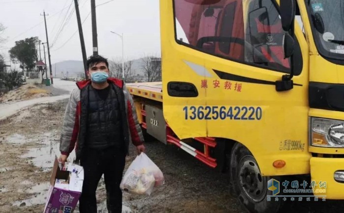 濰柴服務(wù)人員第一時(shí)間趕赴車輛受困地，并為司機(jī)送去了食物