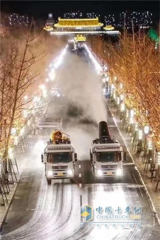 徐工汽車(chē)夜間消毒作業(yè)