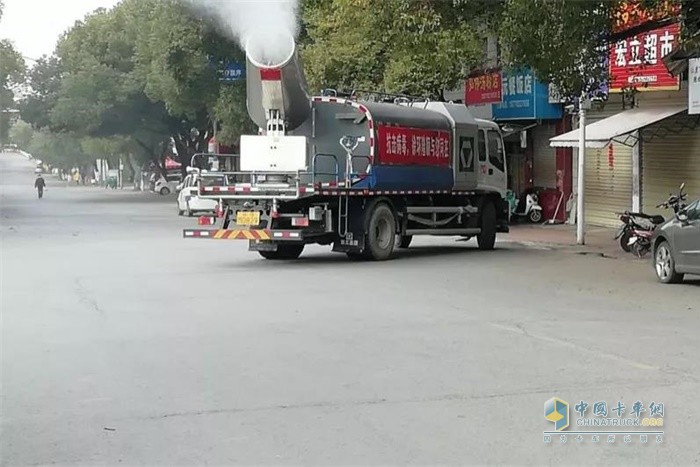 徐工霧炮車(chē)正在消毒作業(yè)