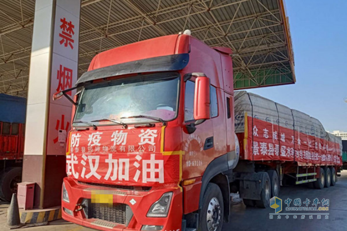 讓自己的卡車望一眼“娘家”，祈禱它的“娘家”快快好起來