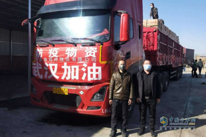根據(jù)東風(fēng)車聯(lián)網(wǎng)大數(shù)據(jù)顯示，至少有6萬多東風(fēng)商用車運輸人仍舊日夜兼程地戰(zhàn)斗在疫情前線