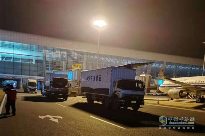 深夜仍在執(zhí)行運(yùn)輸任務(wù)的新凱力車隊