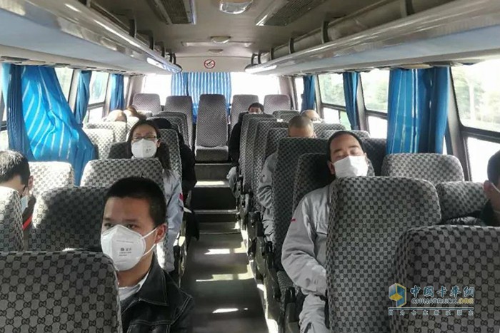 實(shí)名認(rèn)證、掃碼上車;兩座一人，減少人員接觸