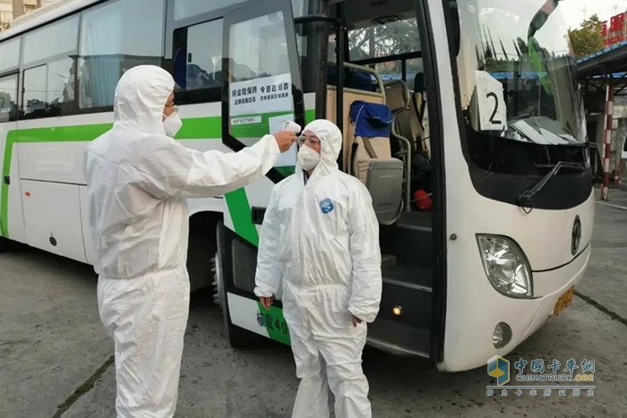 2月25日，車身廠啟用9輛消殺后的通勤車，接送97名員工上下班