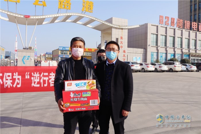 公路港援鄂司機(jī)的物資發(fā)放結(jié)束后，弘康環(huán)保孫總一行立即趕往金橋社區(qū)為執(zhí)勤人員送去慰問物資