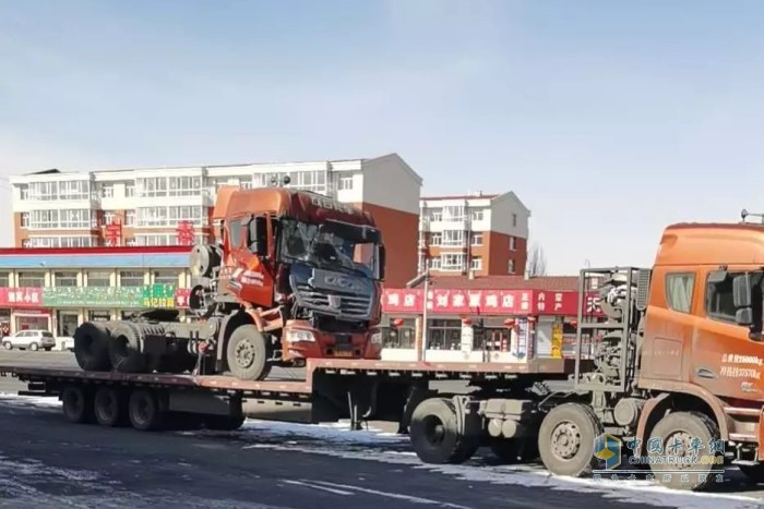 李總用自己的聯(lián)合卡車板車將客戶的車輛托運回公司