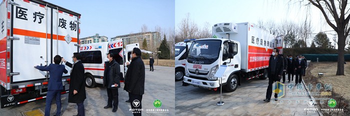 與會領(lǐng)導(dǎo)參觀奧鈴醫(yī)療廢物轉(zhuǎn)運(yùn)車
